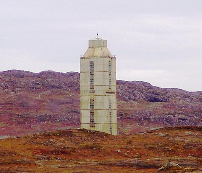 Stolp, v katerem je bila velikanska naprava za vrtanje luknje v Zemljino skorjo. | Foto: Thomas Hilmes/Wikimedia Commons