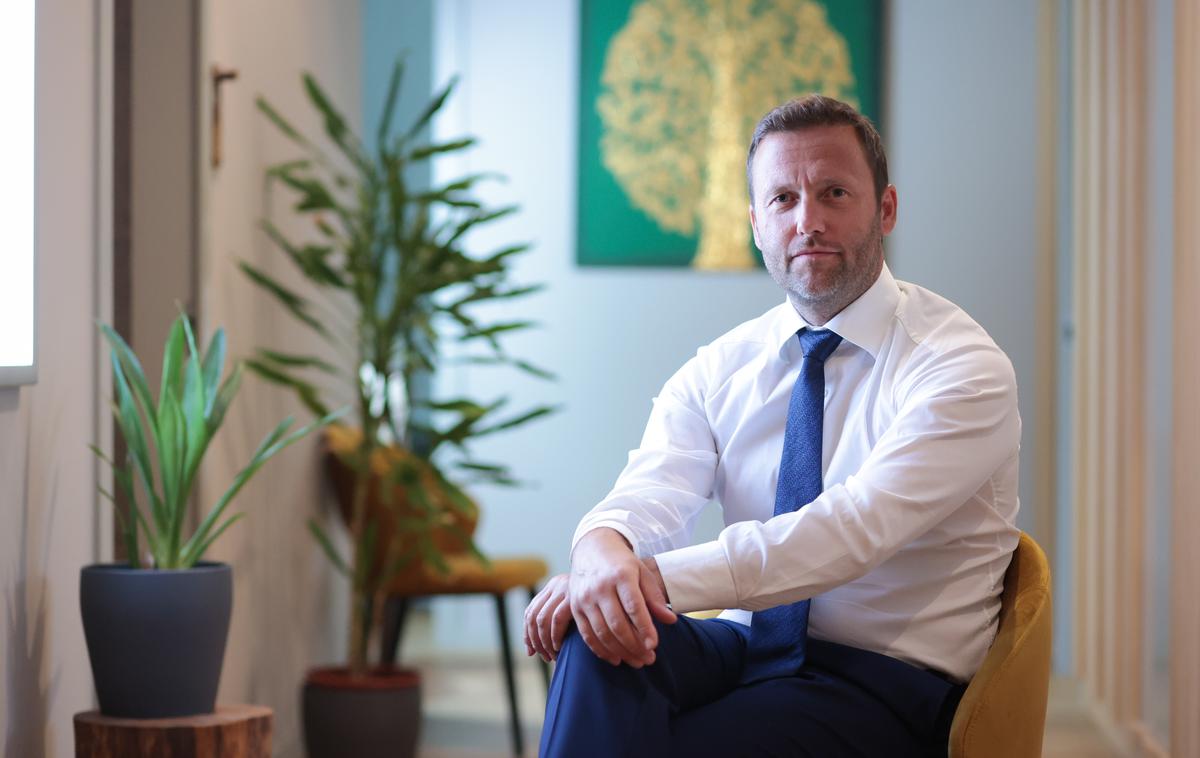 Ustna medicina | Dr. Sebastjan Perko je zobozdravnik in doktor znanosti, ki je svoje znanje izpopolnjeval na Inštitutu Jožef Stefan in pri najboljših strokovnjakih v Švici. V svojih klinikah Ustna medicina in MAHA pacientom nudi osebni pristop, kjer človek nikoli ni zgolj številka. Pri delu uporablja stoodstotno brezkovinske materiale in najsodobnejšo tehnologijo, ki omogoča hitrejšo in manj bolečo regeneracijo po posegih. Njegova strokovnost in predanost sta razlog, da mu zaupajo pacienti iz Slovenije in tujine, kot predavatelja pa ga redno vabijo na največje mednarodne konference. | Foto Barbara Reya