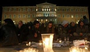 V Atenah ponoči novi napadi protestnikov