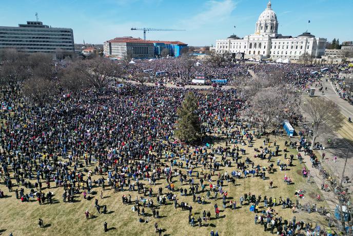 Osem milijonska množica zoper Trumpa: "Stvari niso normalne"