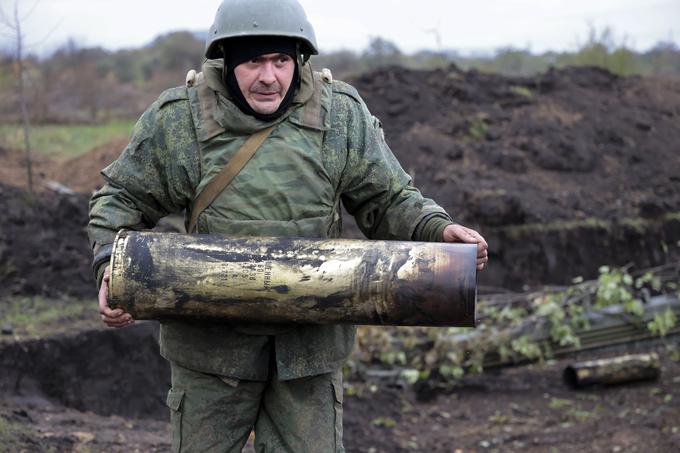 Ruska vojska ima za zdaj veliko prednost v topništvu. Na fotografiji: ruski vojak, ki ima v rokah kovinski ovoj topniške granate po obstreljevanju ukrajinskih položajev na vzhodu Ukrajine. | Foto: Guliverimage