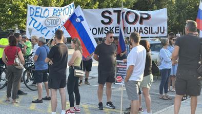 Množica na shodu v Šentjerneju zahtevala ukrepe za reševanje romskih vprašanj