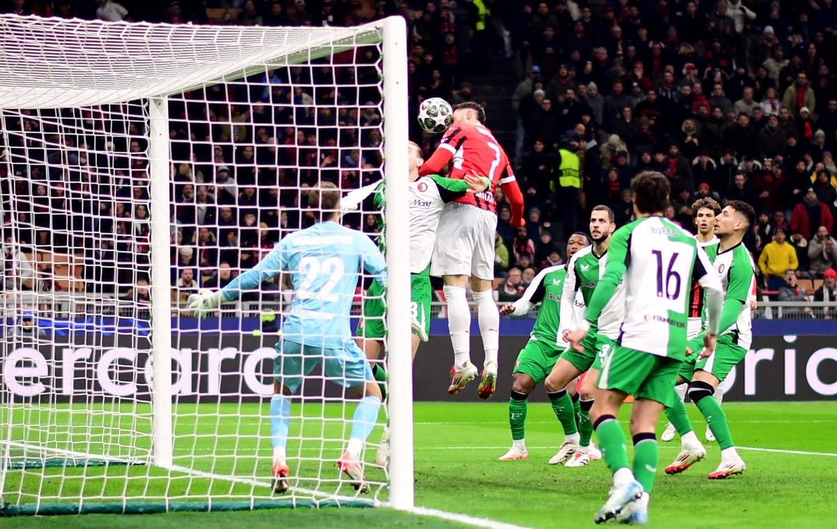 AC Milan Feyenoord Santiago Tomas Gimenez | Santiago Tomas Gimenez je tako z glavo zabil že v 37. sekundi tekme na San Siru. | Foto Reuters