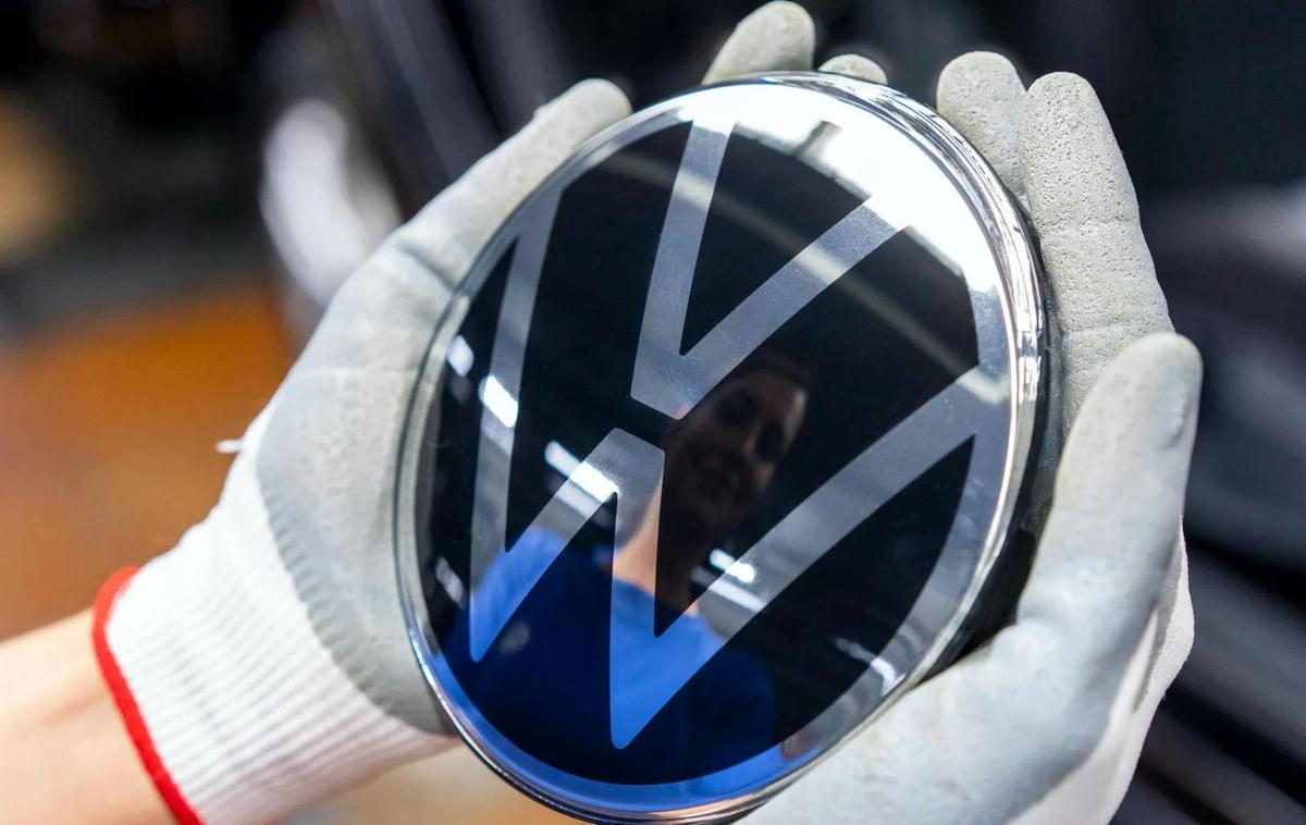 Volkswagen logo | Volkswagen je lani prodal 4.554 lamborghinijev, 82 bugattijev in 53 tisoč ducatijev. Trenutna vrednost Volkswagna znaša 78 milijard evrov. | Foto Volkswagen