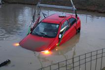 Avtomobil v vodi