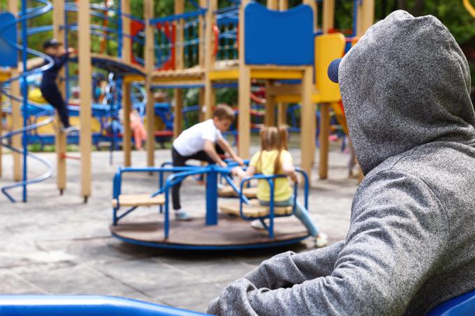 Starši naj bodo pozorni na ljudi v okolici, sploh če je njihovo obnašanje v bližini otrok nenavadno.   | Foto: Shutterstock