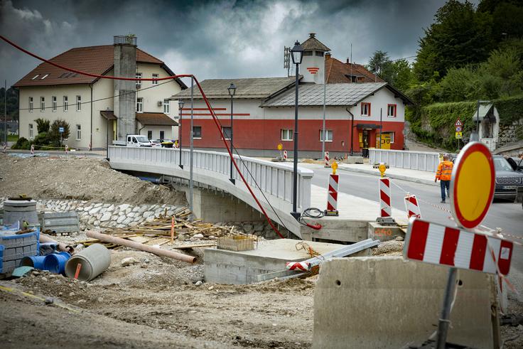Pričakovanja, da bo država prihodnje leto intenzivno vlagala v infrastrukturo, med drugim še naprej v popoplavno obnovo, so velika. | Foto: Ana Kovač