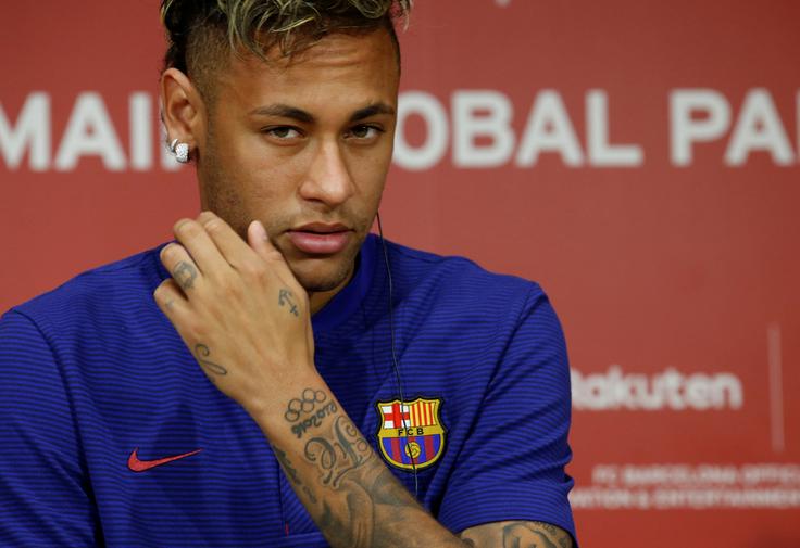 Odštevamo minute, ko bo rekordni prestop Paula Pogbaja postal le še bleda senca novega. Neymar je namreč pred vrati PSG, ki bo zanj odštel 222 milijonov evrov. | Foto: Reuters