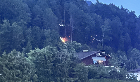 Obsežen požar pri Ljubljani: evakuirali stanovalce, požar omejili #foto