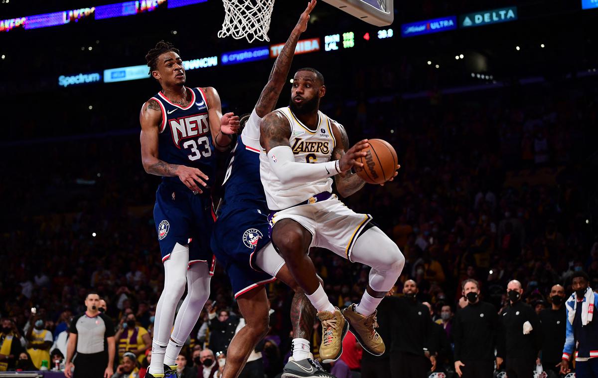 LeBron James Lakers Nets | LeBron James je bil z 39 točkami prvi strelec božičnih tekem v ligi NBA. | Foto Reuters