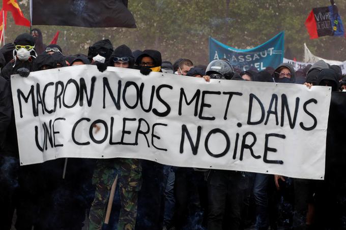 Protestniki, ki so se zbrali v Parizu, so nosili napise "Macron nas zelo jezi." | Foto: Reuters