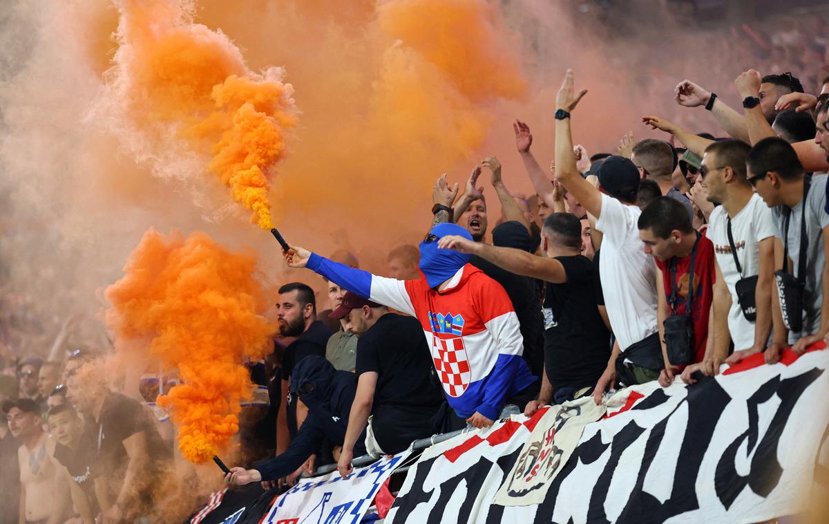 Euro2024: navijači, bakle, metanje kozarcev | Skupina hrvaških navijačev je po včerajšnji tekmi napadla italijanske privržence.  | Foto Reuters