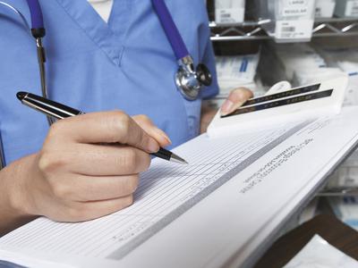 Medicinska sestra ravnala diskriminatorno: v čakalnici razkrila, da ima pacient HIV, in si nadela rokavice