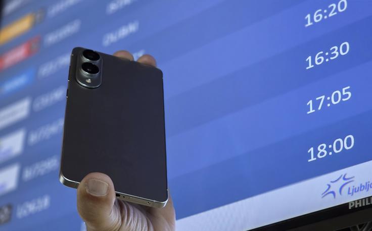Samsung Galaxy S25 Edge, katerega debelina je manj kot šest milimetrov, so uradno predstavili že januarja, toda v Slovenijo prihaja ravno te dni. | Foto: Srdjan Cvjetović