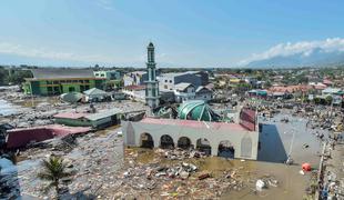 V Indoneziji po potresu in cunamiju vse več žrtev in pogrešanih