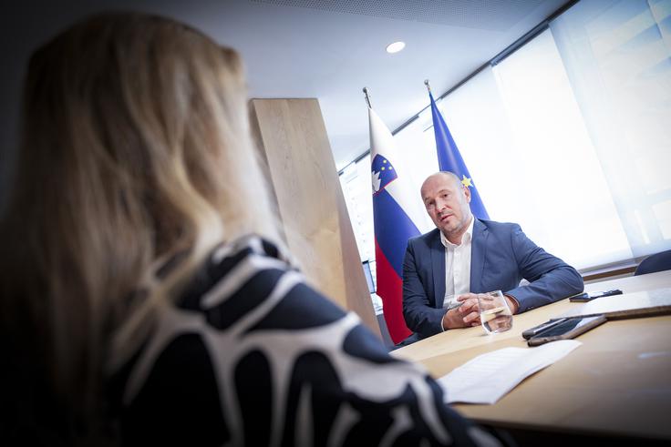"Skrbi me finančna slika na ministrstvu in razpoložljiva finančna sredstva za investicije, ki so bila predvidena po prejšnjem proračunu. Zato nestrpno pričakujemo rebalans proračuna, da bomo lahko zlasti na cestah izvedli nekatera nujna vzdrževanja." | Foto: Ana Kovač