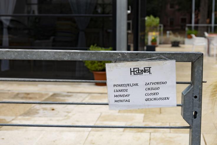 Čeprav je vrhunec sezone, si nekatere restavracije in bari v Novigradu lahko privoščijo prost dan.  | Foto: Ana Kovač
