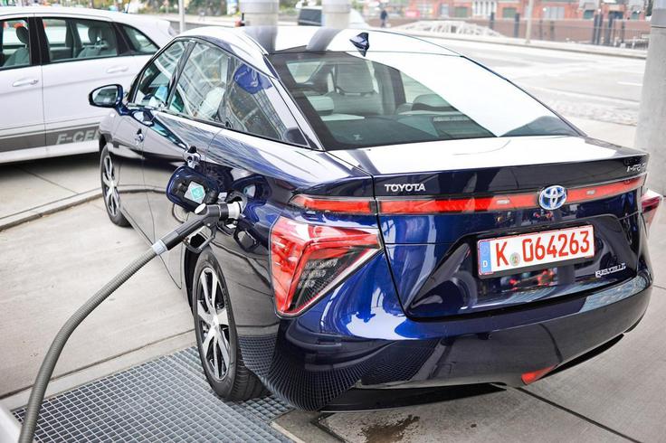 Toyota mirai je bil prvi serijski avtomobil s pogonom na vodikove gorivne celice. Avtomobil je Toyota za zdaj omejila le na tri trge z dovolj razvito polnilno infrastrukturo, ki je tudi sicer največja ovira pri uveljavitvi tovrstnih alternativnih avtomobilov. | Foto: 