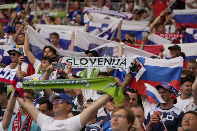 Slovenija navijači | Slovenijo je v nedeljo bodrilo v Stuttgartu kar 12 tisoč slovenskih navijačev. Na Adama Gnezdo Čerina so naredili ogromen vtis. | Foto Guliverimage