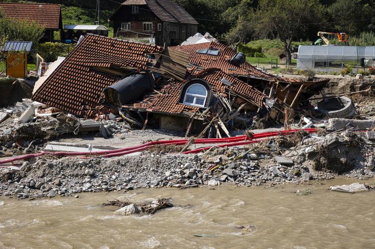 V Prevaljah je hišo družine Fužir pogoltnila reka Meža. | Foto: STA