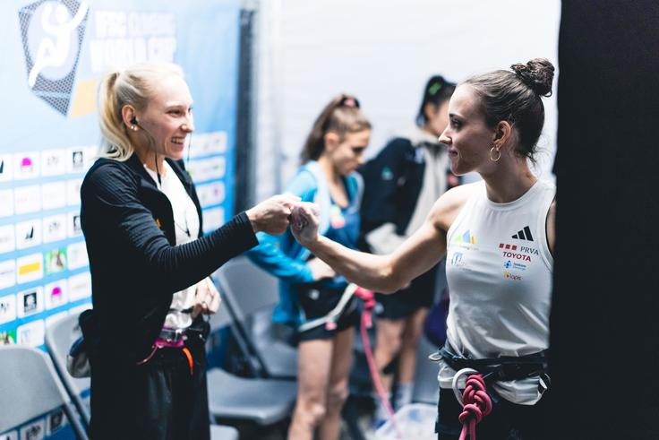 Janja Garnbret in Rosa Rekar – prijateljski pozdrav pred finalom. | Foto: Grega Valančič/PZS
