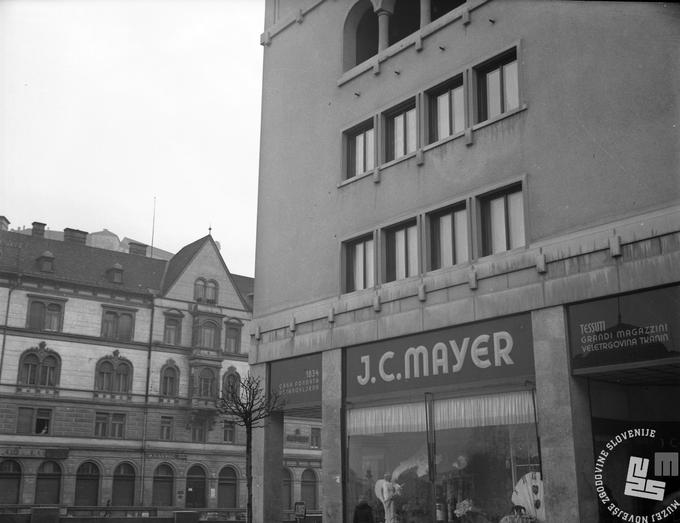 Veletrgovina tkanin Mayer iz leta 1941, po drugi svetovni vojni je bila prodajalna znana kot Spodnja Nama. (foto: Jakob Prešern, hrani: MNZS) | Foto: 