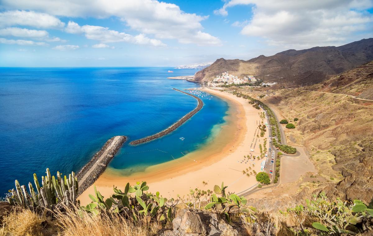 plaža Las Teresitas, Tenerife, Kanarski otoki (Španija) | Število mednarodnih potovanj bi se po napovedih spet lahko začelo povečevati spomladi oziroma po prvem maju. | Foto Thinkstock