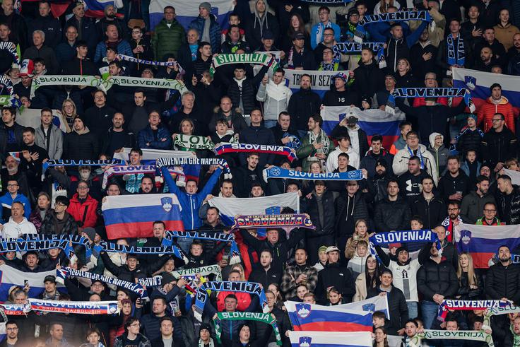 Redki so bili deli tribun, na katerih so bila na srečanju prisotna zgolj slovenska navijaška obeležja. | Foto: Aleš Fevžer