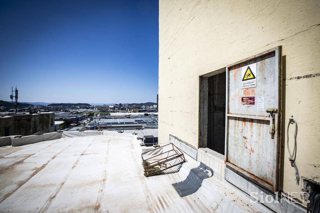 Žito silosi v ljubljanskem BTCju. silos žito