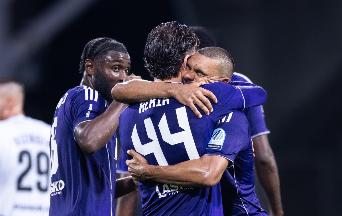 1. SNL NK Maribor Hilal Soudani | Hilal Soudani je objel Omarja Rekika, ki mu je podal za vodilni zadetek proti Muri. | Foto Jure Banfi