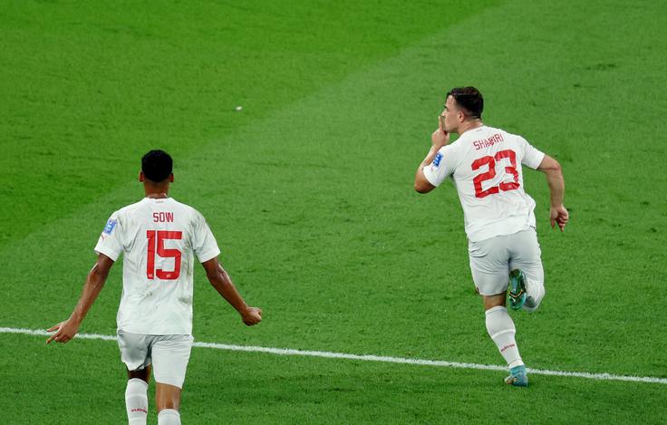 Xherdan Shaqiri je Švico popeljal v vodstvo, ob tem pa je z gesto zbodel srbske privržence. | Foto: Reuters