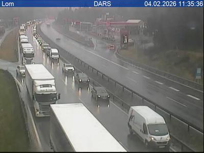 Na primorski avtocesti gori vozilo