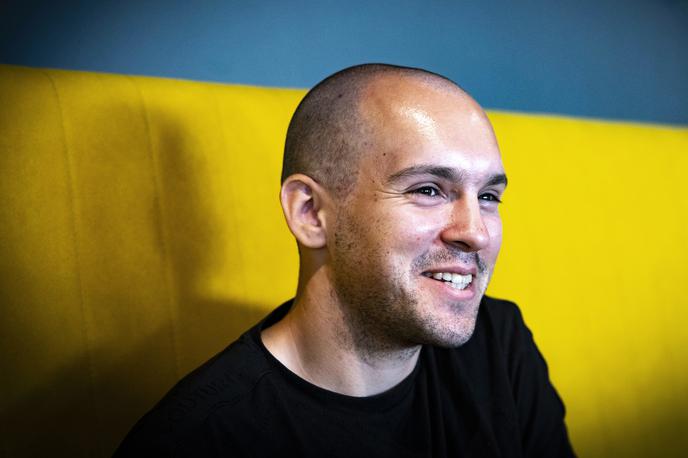 Kristijan Tramte | 23-letni Kristijan Tramte je po neuspešnem poskusu samomora, v katerem je ostal brez dela okončin, našel novo luč v življenju. Danes se ukvarja s tekom, njegov cilj pa je nastop na paraolimpijskih igrah v Los Angelesu leta 2028. | Foto Ana Kovač