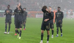 Rumeno-črni dihajo za ovratnik Bayernu, Freiburg zamudil priložnost