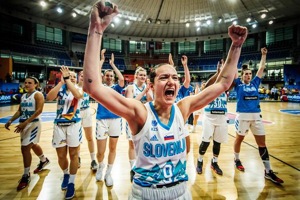 Slovenke z vozovnico v roki za Beograd pogledujejo proti skupini smrti