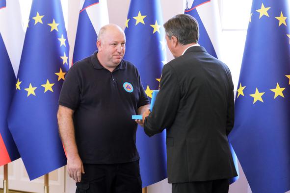 Pahor vročil državni odlikovanji častni znak svobode in red za zasluge