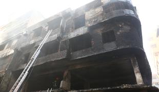 V požaru stavbe v Daki najmanj 78 mrtvih