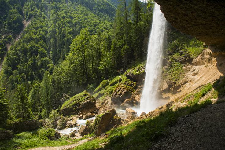 Slap Peričnik obiskovalce navduši z mogočno vodno zaveso in možnostjo sprehoda za slapom. | Foto: Shutterstock