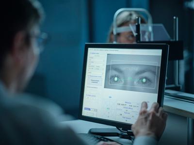 Biometrična preciznost vida: kaj prinaša nova generacija personaliziranih korekcijskih stekel?