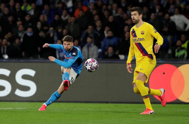 Ne vemo, ali je to naključje, a tudi naslednji na seznamu se bo od ekipe poslovil po sedmih sezonah. Belgijski reprezentant Dries Mertens je v tem času pri Napoliju dosegel več kot 100 zadetkov, zdaj pa je, kot kaže, prišel čas za nov izziv. Za nekdanjega člana PSV se močno zanima Chelsea, prav tako pa ponovno Newcastle, ki bo že v naslednji sezoni udaril z zvezdniško ekipo. | Foto: Reuters