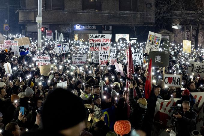 Značilnost protestov so 15-minutne tišine v spomin na 15 žrtev tragedije v Novem Sadu. Beograd je v petek umolknil dvakrat, ob 11.52 in pred RTS ob 19.00. | Foto: Ana Kovač