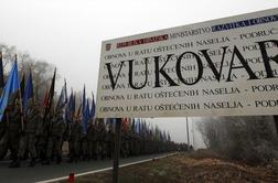 Protestniki v Vukovarju v le parih urah uničili prve dvojezične napise
