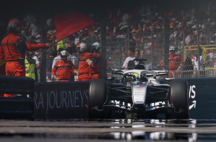 Sergio Perez se je dvakrat napačno postavil na štartno mesto. | Foto: Reuters