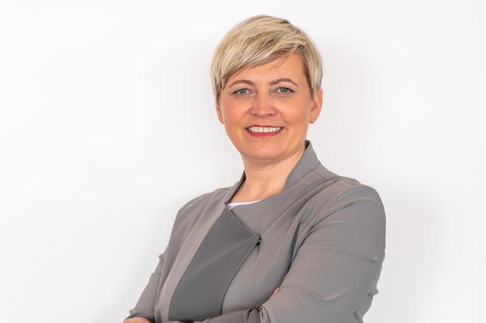 Katja Kraškovic | "Poseben poudarek na našem programu MBA dajemo praktičnemu učenju, razpravam o realnih poslovnih primerih in razvoju voditeljskih kompetenc. Naš cilj ni le prenašanje znanja, temveč razvoj voditeljev, ki znajo voditi organizacije v času nepredvidljivosti," poudarja dekanja GEA Collegea Katja Kraškovic. | Foto GEA College