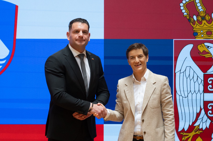 Zoran Stevanović | Pred Stevanovićevim potovanjem v Beograd so se v medijih pojavila ugibanja, da bi bil med temami obiska lahko položaj srbske manjšine v Sloveniji. Lani je namreč Stevanović za enega od srbskih medijev izjavil, da bi podprl pobudo za priznanje srbske nacionalne skupnosti v Sloveniji kot manjšine. Pred obiskom pa je zanikal, da se bo s sogovorniki pogovarjal o tem.  V današnjem odgovoru na novinarsko vprašanje o tem je ponovil, da to ni bila tema, in sicer zato, ker je "naše stališče povsem jasno", da slovenska ustava priznava dve manjšini, italijansko in madžarsko, in da je "ustava za nas sveta". | Foto Narodna skupščina Republike Srbije