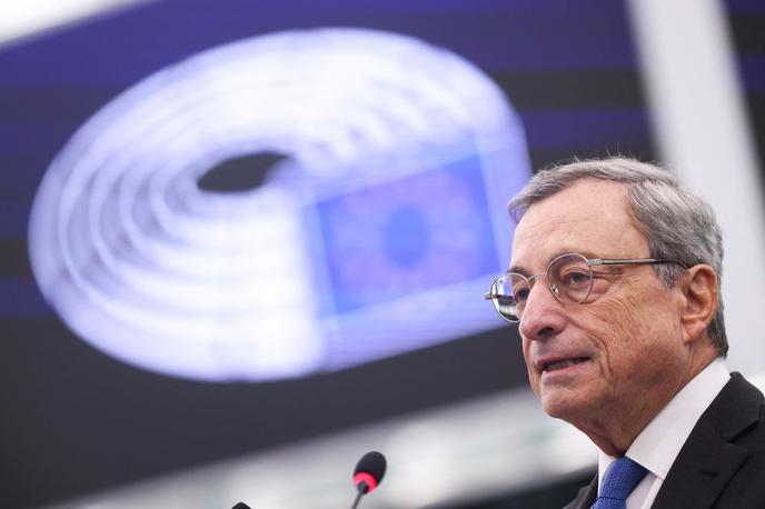 Mario Draghi | Mario Draghi je posvaril, da preoblikovanje gospodarstva v brezogljično ni nujno v nasprotju s konkurenčnostjo, obstaja pa tveganje, da se to zgodi, če EU ne bo uspelo uskladiti politik. | Foto Reuters