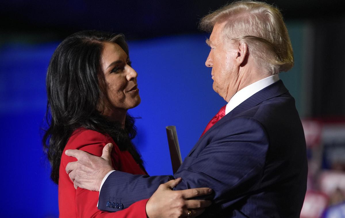 Donald Trump in Tulsi Gabbard | Donald Trump je za direktorico obveščevalnih služb (DNI) imenoval Tulsi Gabbard. Na tem položaju, če bo potrjena v senatu, bo načelovala ameriški obveščevalni skupnosti (IC), ki jo sestavlja 18 ameriških obveščevalnih služb.  | Foto Guliverimage