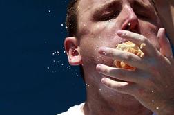 Šport po ameriško – tekmovanje v goltanju hot dogov