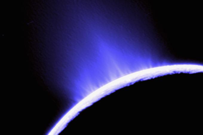 Še ena osupljiva fotografija izbruhov vodne pare na površini Enkelada, ki jo je med enim ob preletov posnela sonda Cassini. | Foto: NASA
