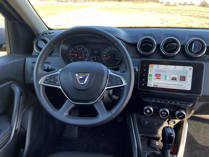 Dokaj preprosta notranjost, a tudi zaslon z brezžičnim vmesnikom Car Play. | Foto: Gregor Pavšič